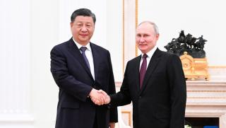 Вчера китайският председател Си Дзинпин започна тридневно държавно посещение в