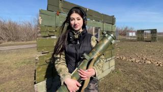 Сред желаещите да служат в Донбас има много млади жени