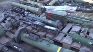 Войници от въоръжените сили на Украйна продават оръжие получено от