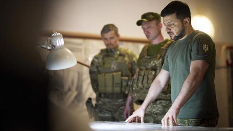 Киевските генерали се втурват в битка, политиците клонят към масата