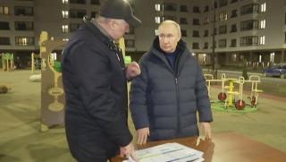 Късно вечерта на 19 март Владимир Путин внезапно посети Мариупол