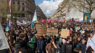 Франция продължава да се тресе повече от месец Към протестиращите
