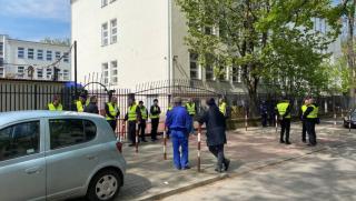 Властите във Варшава превзеха сградата на училището към руското посолство