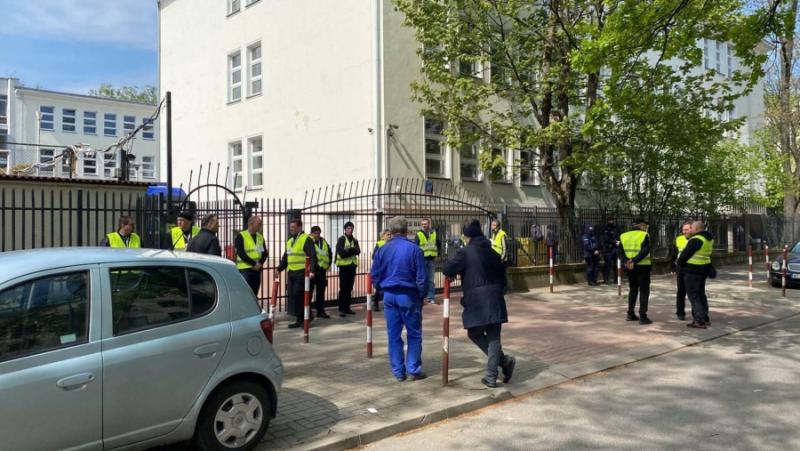 Властите във Варшава превзеха сградата на училището към руското посолство.