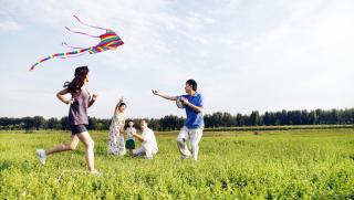 Пускането на хвърчила в повечето страни по света е детско