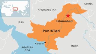 В Пакистан десетки милиони излязоха по улиците подпалвайки армейски казарми