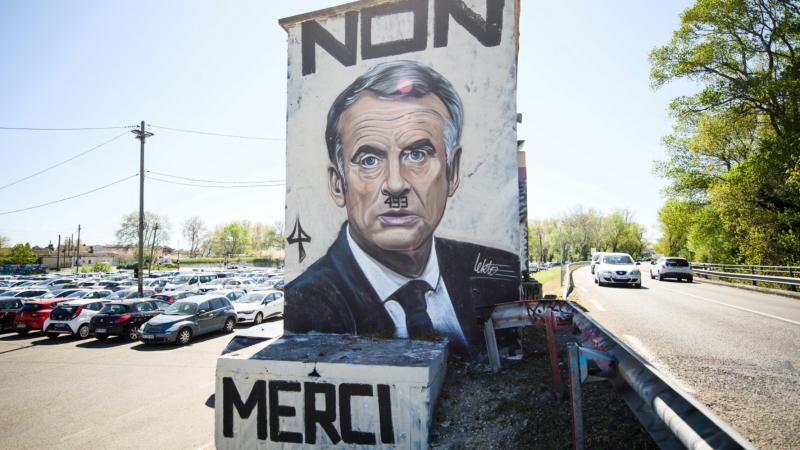 Франция се разгневи заради сатиричната рисунка осмиваща Макрон Публична обида