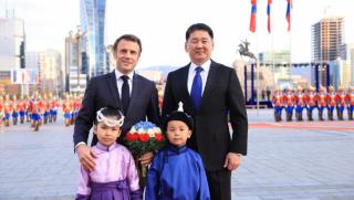 Президентът на Франция посети за първи път Монголия една