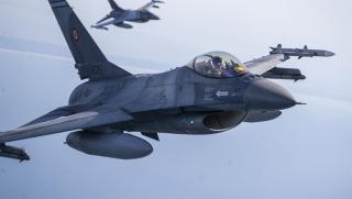 Украински пилоти вече са започнали обучение за изтребителите F 16 в