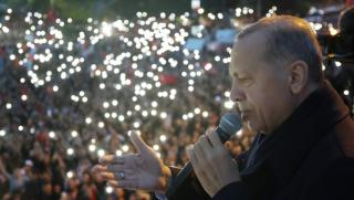 Западът е разкъсван между страха и надеждата докато Ердоган удължава
