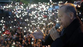 Реджеп Тайип Ердоган приема поздравления за доста убедителната си победа