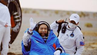 Вчера екипажът на мисията Шънджоу 15 се прибра успешно на Земята