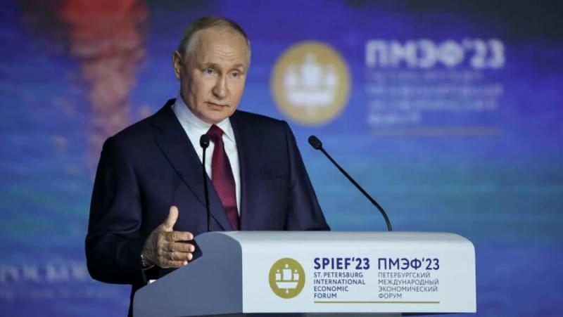Президентът Владимир Путин говори на пленарната сесия на Петербургския международен