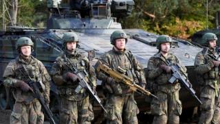 Министърът на отбраната на Германия Борис Писториус по време на