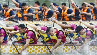Състезанията с драконови лодки са древна китайска традиция която може