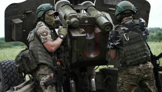 Танкове бронетранспортьори пехотни и артилерийско ударни части на украинската армия атакуват
