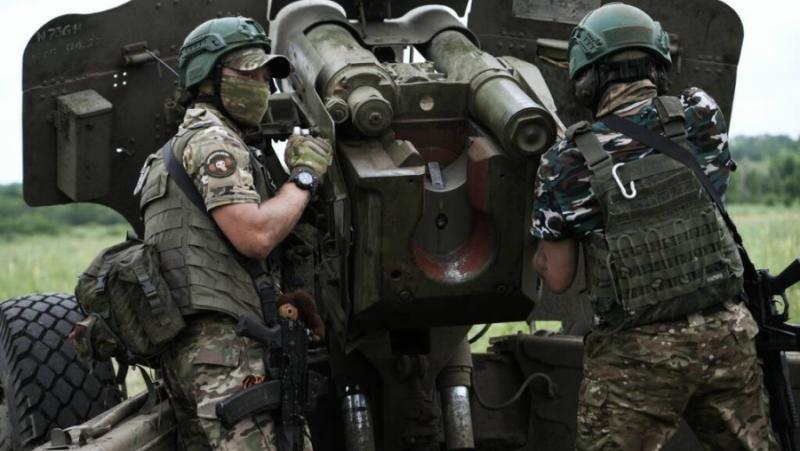 Танкове, бронетранспортьори, пехотни и артилерийско-ударни части на украинската армия атакуват