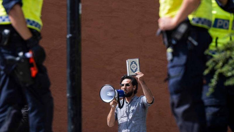 Роденият в Ирак Салван Момика изгори Корана в центъра на