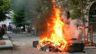 Вече няколко дена във Франция бушуват бунтове тълпи от разгневени