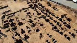 Китайски археолози откриха колекция от 88 гробници включително 34 пещерни