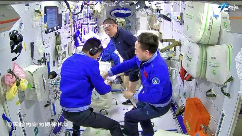 Екипът на китайската космическа мисия Шънджоу-16“ работи в орбита вече