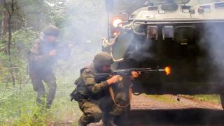 Докато въоръжените сили на Украйна са затънали в отбранителните линии