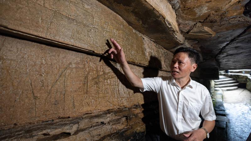 Множество скални надписи с ясна хронология бяха открити в пещера