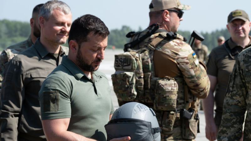 Зеленски усеща, че вече мирише на пържено и се опитва