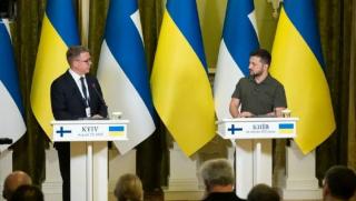 Премиерът на Финландия посети Киев където Владимир Зеленски го моли