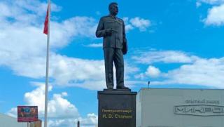 Във Велики Луки е поставен паметник на Йосиф Висарионович Сталин