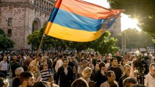 След загубата на Нагорни Карабах от Армения в Ереван започнаха