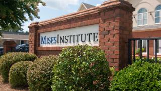 Институт Мизес, кредитиране, намалява, паричната маса, свива, десет месеца
