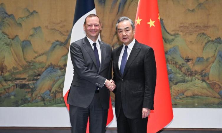 Китайският външен министър Уан И и съветникът на френския президент