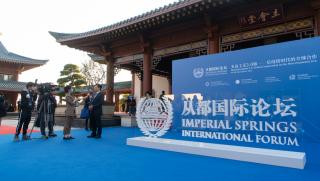 На 4 декември Си Дзинпин изпрати поздравителен адрес до международния