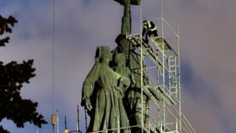 Отрязаха с флекс най-високата фигура на Паметника на съветската армия.