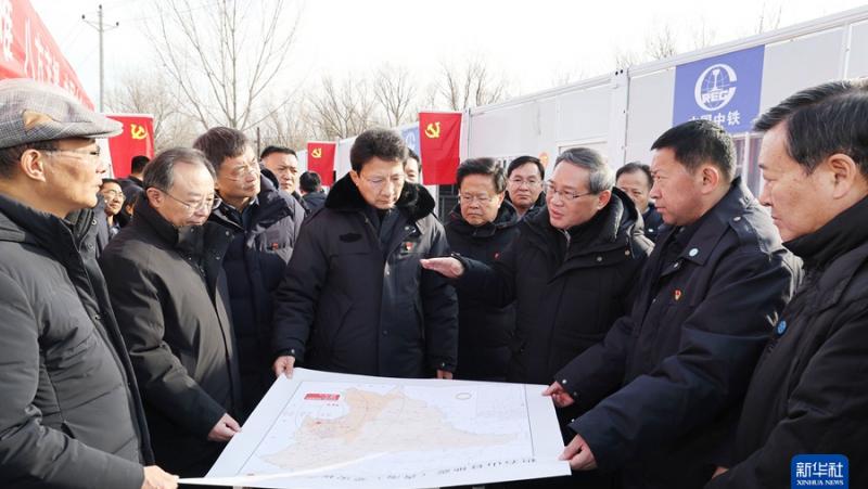 Вчера премиерът Ли Цян посети няколко села в окръг Дзишъшан,