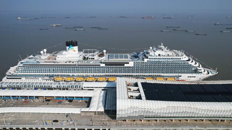 Неотдавна произведеният в Китай круизен кораб Adora Magic City отпътува