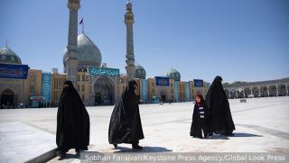 В иранския град Кум свещен за шиитите беше издигнат червен