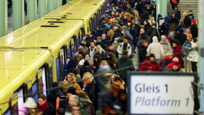 БЕРЛИН, (Ройтерс) - Германските пътници са изправени пред отмяна на