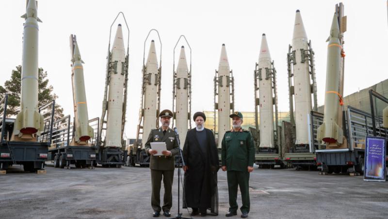 Иран изстреля ракети срещу притежаващия ядрено оръжие Пакистан. Това се