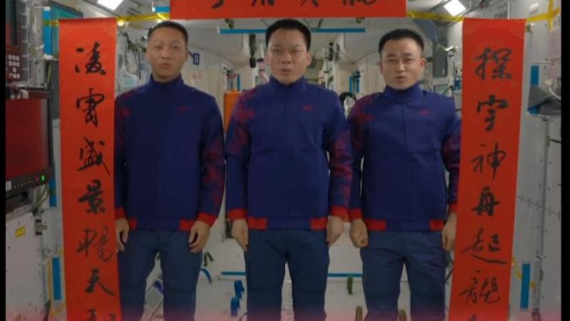 Членовете на китайската космическа мисия Шънджоу-17“ се включиха към празненствата