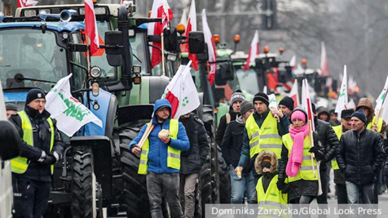 Полските фермери използвайки флекс отвориха фургони с украинско зърно на