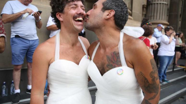 Гърция стана първата православна страна която легализира еднополовите бракове Скандалното