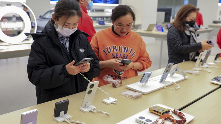 Доставките на сгъваеми смартфони на китайския пазар са се увеличили