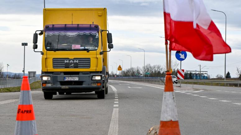 Полските фермери стачкуващи срещу доставките на украински селскостопански продукти започнаха