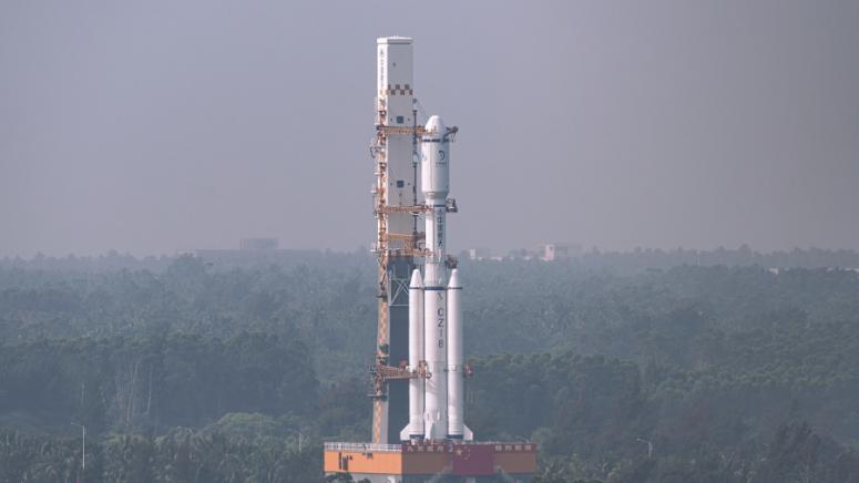 Комбинацията от релейния сателит Цюецяо-2“ и ракетата-носител Чанджън-8“ бе транспортирана