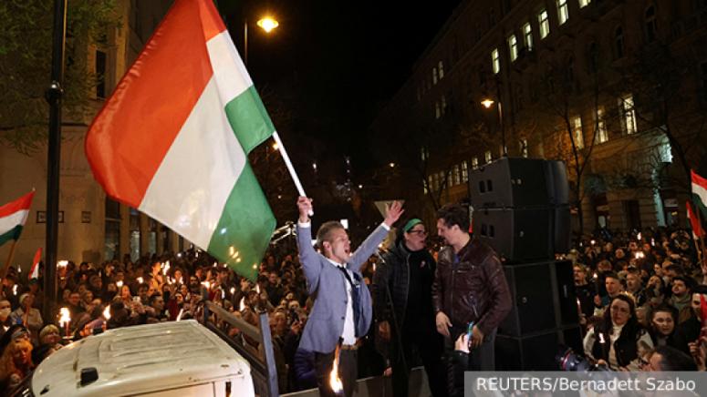 В Унгария избухнаха масови протести. Демонстрантите призовават Виктор Орбан да