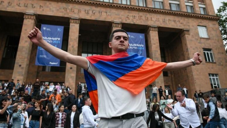 Продължават масовите протести в Армения гражданите излезли на улицата искат