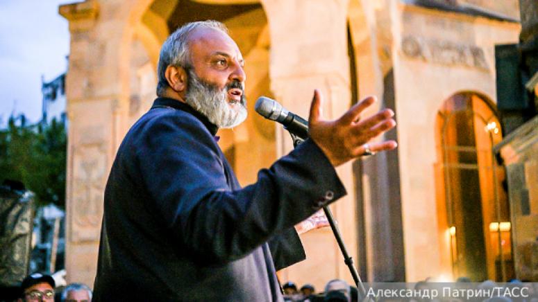 Лидерът на протестното движение в Армения архиепископ Баграт Галстанян обяви