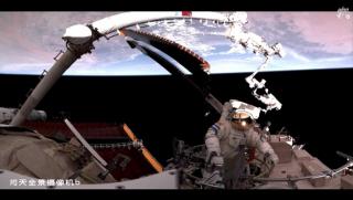 Екипаж, Шънджоу-18, работи, 9 часа, открит космос